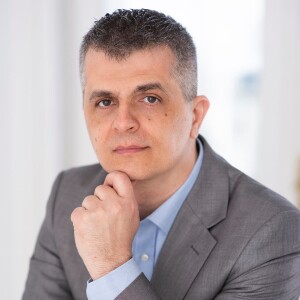 Simon László