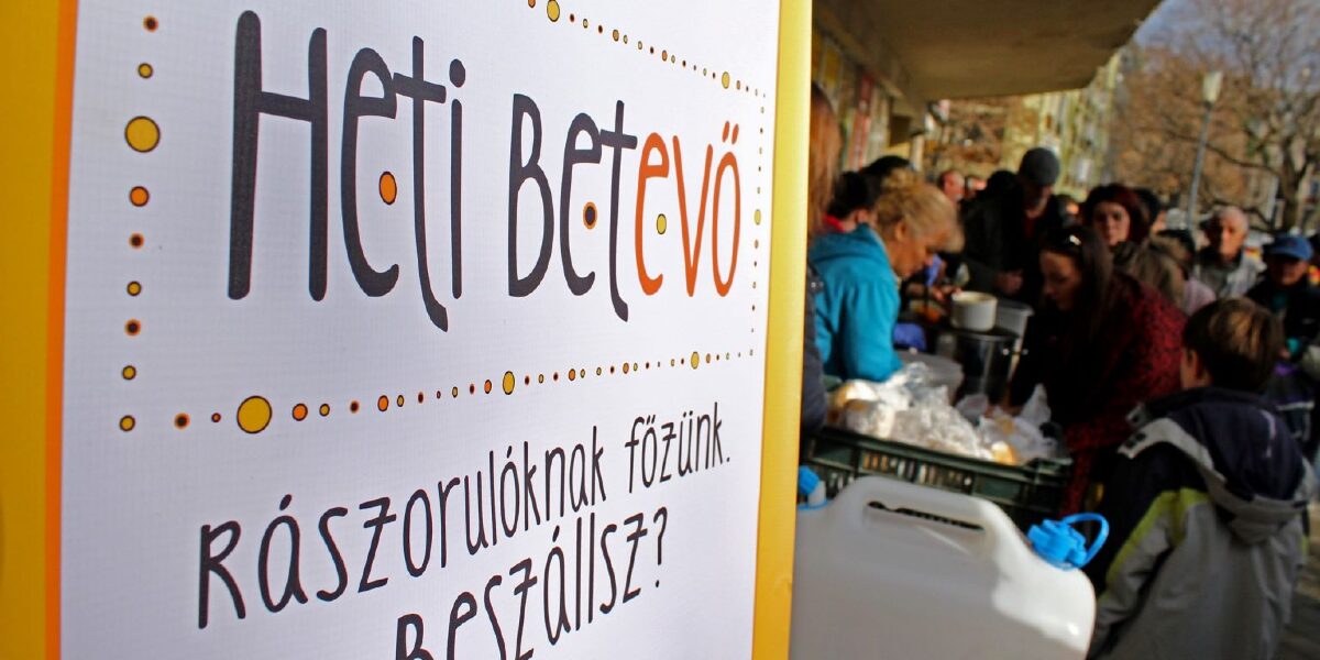 Ételosztás a Heti Betevővel